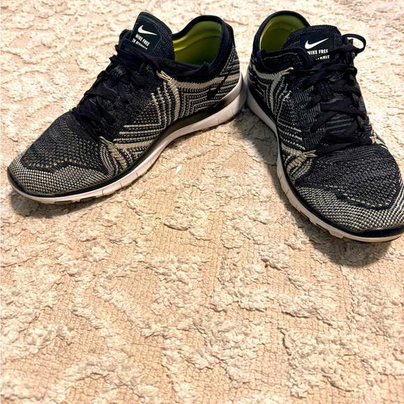Nike Free Run TR flynit 5.0 size 8.5 shoe in great condition black and white - Picture 3 of 6